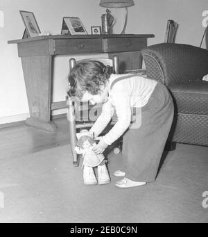 Junges Mädchen spielt mit ihrer Puppe, USA 1950s Stockfoto