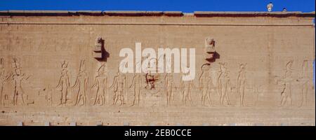 Dendera Temple Complex - einer der am besten erhaltenen alten ägyptischen Tempelanlagen. Reliefs an der Außenwand des Tempels von Hathor. Archivscan von einem Dia. Februar 1987. Stockfoto