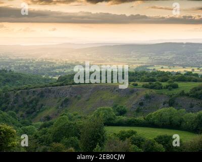 Abendsonne im Yeo Valley von Black Down über Burrington Combe in den Mendip Hills, Somerset, England. Stockfoto