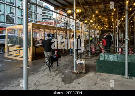 Essen im Freien im Chelsea Viertel in New York am Samstag, 6. Februar 2021. NYS Gov. Andrew Cuomo gab bekannt, dass das Indoor-Dining in New York City am 12th. Februar mit 25% Kapazität wieder aufgenommen werden kann. (© Richard B. Levine) Stockfoto