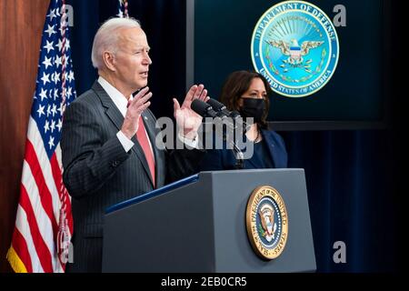 Arlington, Vereinigte Staaten Von Amerika. Februar 2021, 10th. US-Präsident Joe Biden hält Bemerkungen, während Vizepräsident Kamala Harris im Briefing Room des Pentagon am 10. Februar 2021 in Arlington, Virginia, auf sie schaut. Quelle: Planetpix/Alamy Live News Stockfoto