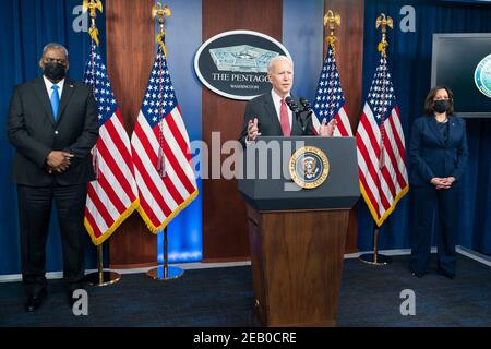 Arlington, Vereinigte Staaten Von Amerika. Februar 2021, 10th. US-Präsident Joe Biden hält Bemerkungen als Vizepräsident Kamala Harris und Verteidigungsminister Lloyd Austin, Blick auf in der Briefing Room im Pentagon 10. Februar 2021 in Arlington, Virginia. Quelle: Planetpix/Alamy Live News Stockfoto