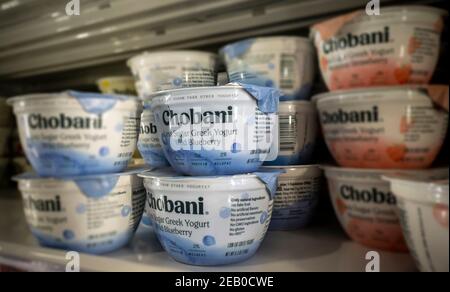 Am Montag, den 8. Februar 2021, werden in einem Supermarkt-Regal in New York Behälter von Joghurt der Marke Chobani griechischer Art gesehen. Chobani soll ein künftiges öffentliches Angebot untersuchen. (© Richard B. Levine) Stockfoto