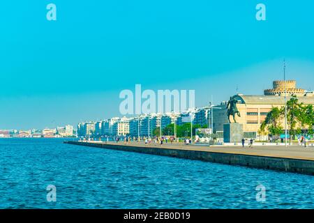 THESSALONIKI, GRIECHENLAND, 11. SEPTEMBER 2017: Weißer Turm an der Strandpromenade in Thessaloniki, Griechenland Stockfoto