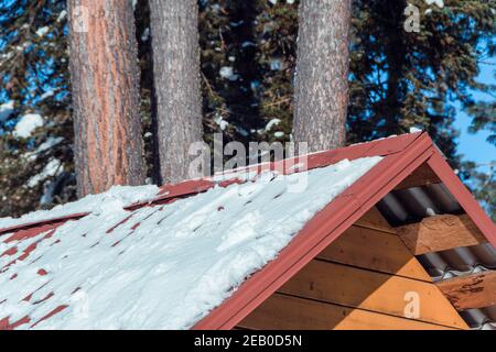 Gefrorenes Dach unter Schnee im Winterwetter Stockfoto