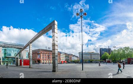 DORTMUND, 30. APRIL 2018: Blick auf den Hansaplatz im Zentrum von Dortmund Stockfoto