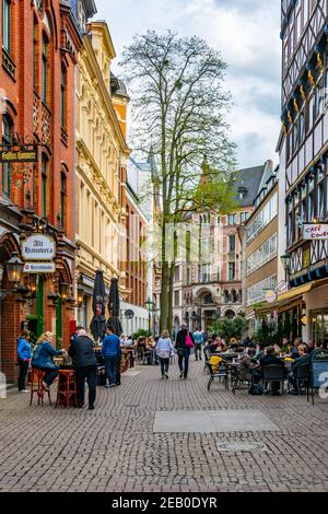 HANNOVER, 28. APRIL 2018: Die Menschen schlendern durch das Zentrum von Hannover Stockfoto