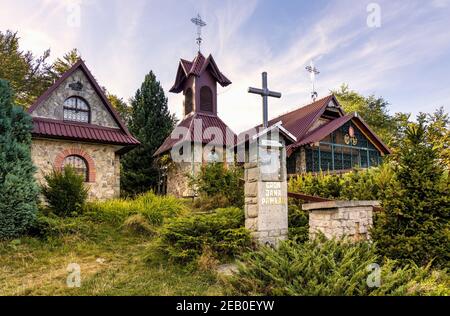 Andrychow, Polen - 28. August 2020: Kapellenkomplex auf dem Gipfel von Gron Jana Pawla II. - Johannes Paul II. In den Bergen der kleinen Beskiden bei Andrychow in Les Stockfoto