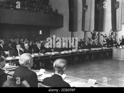 EINGEREICHT am 07. September 1949, Nordrhein-Westfalen, Bonn: Am Morgen trifft sich der Bundesrat zum ersten Mal. Die Ratsmitglieder wählten den CDU-Ministerpräsidenten von Nordrhein-Westfalen, Karl Arnold, zum Ratsvorsitzenden. Am Nachmittag des gleichen Tages tagte der Deutsche Bundestag zum ersten Mal zu seiner konstituierenden Sitzung. Mit einer Rede von Bundespräsident Steinmeier feiert der Bundesrat am Freitag (12,02.2021) seine Sitzung 1000th. Die Kammer der Länder hatte sich am 7. September 1949 in Bonn konstituiert - am selben Tag wie der Bundestag. (An dpa 'Bundesra Stockfoto