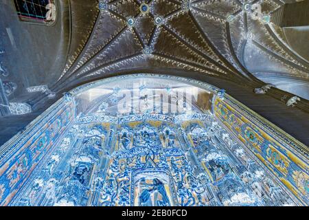 Europa, Spanien, Burgos, Kathedrale Santa Maria von Burgos, Santa Ana Kapelle mit hoher gewölbter Decke über verschlungenem Relief (Negativ-Format) Stockfoto