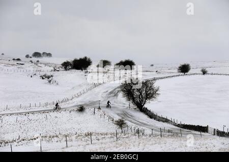 Radfahrer am Longstone Moor im Derbyshire Peak District Stockfoto