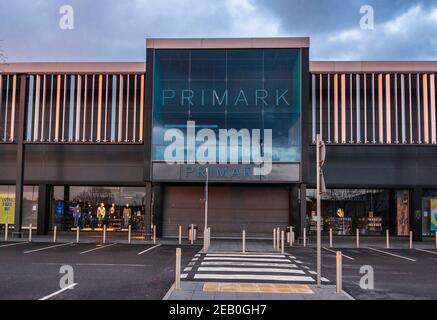 Eine ruhige Szene außerhalb des Primark in London, während der dritten landesweiten Sperre. Primark ist ein irischer Fast-Fashion-Einzelhändler mit Hauptsitz in Dublin. Stockfoto