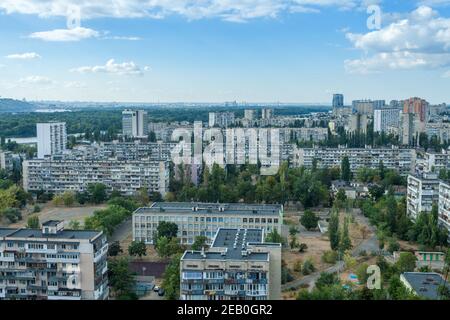 Schöne Stadtbild von Kiew Ukraine. Panorama der Stadt aus der Höhe an einem hellen sonnigen Tag Stockfoto