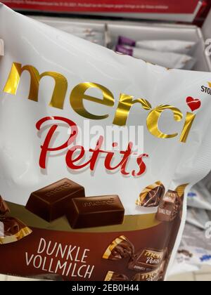 Viersen, Deutschland - Februar 9. 2021: Nahaufnahme von Pack Merci petits Chocalate vor dem Regal des deutschen Supermarkts Stockfoto