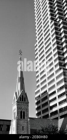 Ein schwarz-weißer Blick auf die Christ Church Cathedral Und der Chase Tower in Indianapolis Stockfoto