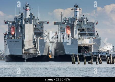 SS Cape Intrepid und SS Cape Island oder das militärische Sealift Command am Liegeplatz am Sperry Dock, Commencement Bay, Tacoma, WA Stockfoto