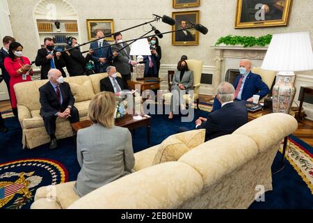 US-Präsident Joe Biden und US-Vizepräsident Kamala Harris treffen sich im Oval Office mit Senatoren beider Parteien über die kritische Notwendigkeit, in moderne und nachhaltige amerikanische Infrastruktur zu investieren.Donnerstag, 11. Februar 2021. US-Senator Jim Inhofe (Republikaner von Oklahoma) und US-Senator Tom Carper (Demokrat von Delaware) sind unter den Teilnehmern des Treffens.Quelle: Doug Mills/Pool via CNP /MediaPunch Stockfoto