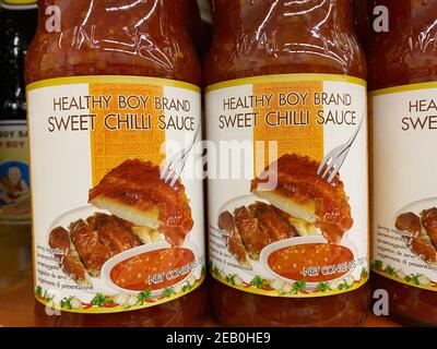 Viersen, Deutschland - Februar 9. 2021: Nahaufnahme der Flaschen gesunde junge Marke süße Chilisauce im Regal des deutschen Supermarkts Stockfoto