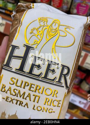 Viersen, Deutschland - Februar 9. 2021: Nahaufnahme der Packung Heer indina Basmati Reis vor dem Regal des deutschen Supermarkts Stockfoto