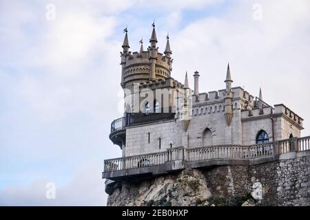 Gaspra, Krim - 28. Januar 2021: Historische dekorative Burg Schwalbennest auf einem Felsen über dem Meer Stockfoto