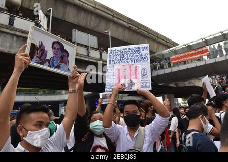 Bangkok, Thailand. Februar 2021, 10th. Regierungsfeindliche Demonstranten versammeln sich am Kreuzungspunkt Pathumwan in Bangkok, Thailand, und fordern die Aufhebung der Sektion 112 des Strafgesetzbuches und die Freilassung ihrer Mitglieder, die am Vortag und heute, dem 10. Februar 2021, verhaftet wurden. (Foto von Teera Noisakran/Pacific Press/Sipa USA) Quelle: SIPA USA/Alamy Live News Stockfoto