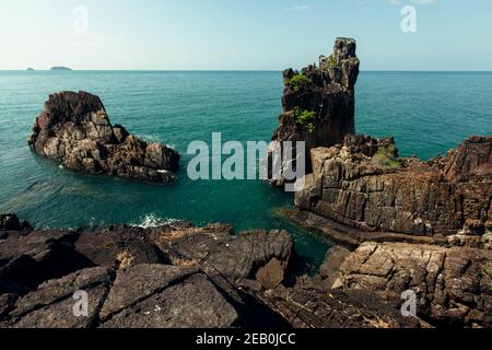 Blick auf die Riffe auf der Küste der Insel Ko Chang im Golf von Thailand. Stockfoto