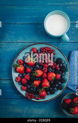 Gesundes Frühstück Essen eine Mischung aus rohen frischen Beeren Früchte Stockfoto