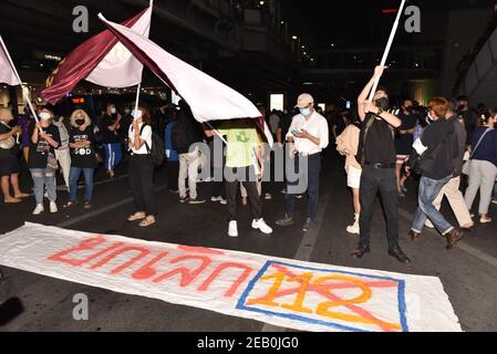 Bangkok, Thailand. Februar 2021, 10th. Regierungsfeindliche Demonstranten versammeln sich am Kreuzungspunkt Pathumwan in Bangkok, Thailand, und fordern die Aufhebung der Sektion 112 des Strafgesetzbuches und die Freilassung ihrer Mitglieder, die am Vortag und heute, dem 10. Februar 2021, verhaftet wurden. (Foto von Teera Noisakran/Pacific Press/Sipa USA) Quelle: SIPA USA/Alamy Live News Stockfoto