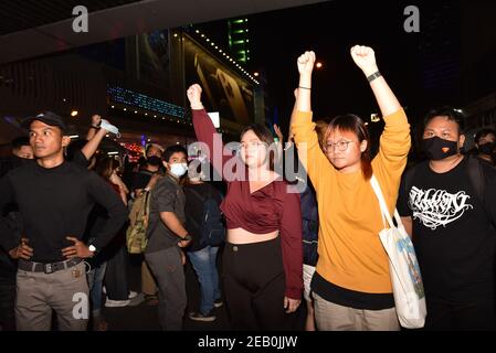 Bangkok, Thailand. Februar 2021, 10th. Rung Panusaya Sithijirawattanakul führen einen Mob Gehen Sie zur Pathumwan Polizeiwache, um die Freilassung der verhafteten Demonstranten am Pathumwan Kreuzung zu fordern heute 10. Februar 2021. (Foto von Teera Noisakran/Pacific Press/Sipa USA) Quelle: SIPA USA/Alamy Live News Stockfoto