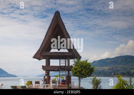 Indonesien, Sumatra, Samosir Island, Tuk Tuk, Batak Reetdach am Ufer des Toba-Sees Stockfoto