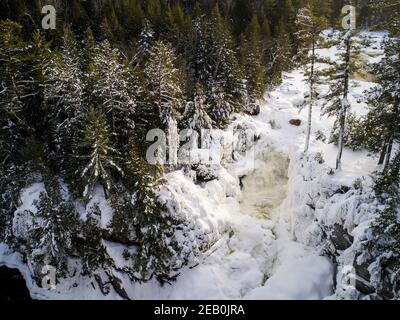 Flußansicht des winterlichen fließenden Wassers Stockfoto
