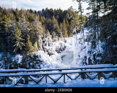Flußansicht des winterlichen fließenden Wassers Stockfoto