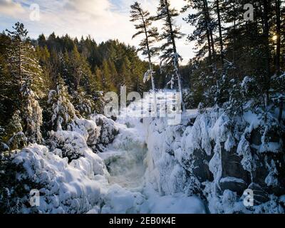 Flußansicht des winterlichen fließenden Wassers Stockfoto