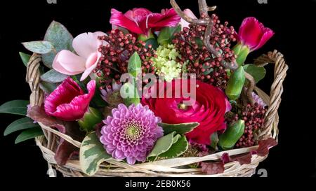 Blumenarrangement in einem gewebten Korb Stockfoto