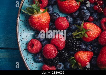 Mix aus frischen ROHEN Beeren Früchte für eine gesunde Ernährung Stockfoto