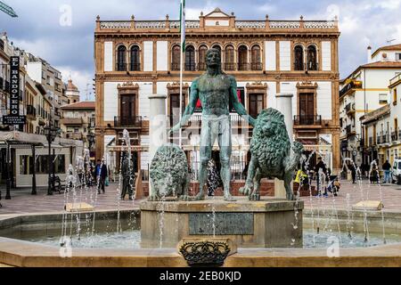 Ronda, Spanien. Die Statue des Herkules, mit zwei Löwen, in der spanischen Stadt Ronda, in der Nähe von Malaga, Stockfoto