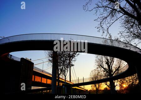 Architektonisches Detail der Theodor-Heuss-Brücke mit interessanten Farben bei Sonnenuntergang. Die Brücke wurde von 1953 - 1957 gebaut. Stockfoto