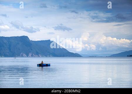 Indonesien, Sumatra, Samosir Insel, Tuk Tuk, Mann Angeln auf dem Toba-See Stockfoto