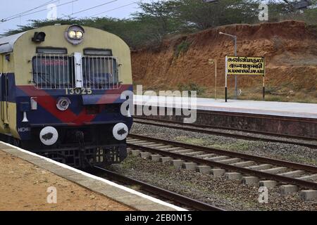 Personenzug Lokomotive Vorderansicht angekommen Kanyakumari Bahnhof Plattform. Stadtschild im Hintergrund. Kanyakumari, Tamil Nadu, Indien Stockfoto