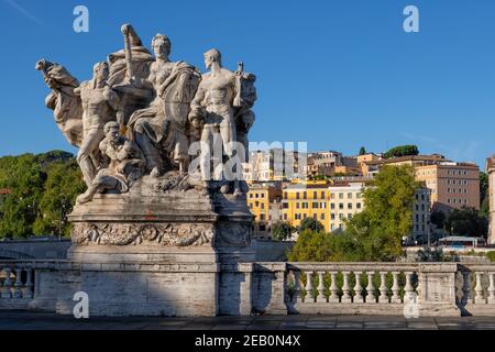 Politischer Triumph (Proklamation des vereinigten Italiens) Skulptur von Giovanni Nicolini auf Ponte Vittorio Emanuele II Brücke auf Tiber in der Stadt Rom, I Stockfoto