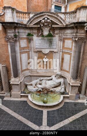 Innenhof mit Marforio-Statue und Brunnen im Palazzo Nuovo, Kapitolinische Museen, Rom, Italien Stockfoto