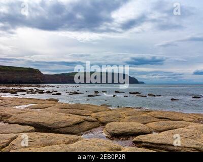 Felsenpools am Strand von Staithes, einem Dorf auf Die Küste von North Yorkshire im Nordosten Englands Stockfoto