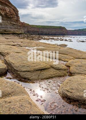 Felsenpools am Strand von Staithes, einem Dorf auf Die Küste von North Yorkshire im Nordosten Englands Stockfoto