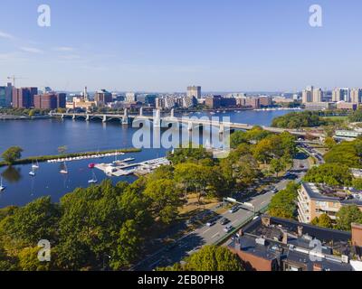 Boston Longfellow Bridge auf Charles River Luftaufnahme, die Stadt Cambridge und Boston, Massachusetts MA, USA verbindet. Stockfoto