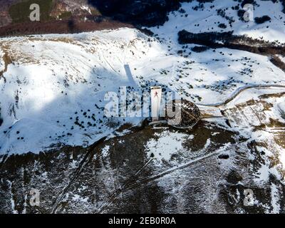 BUZLUDHA, BULGARIEN - 24. JANUAR 2021: Verlassene Gedenkstätte der Kommunistischen Partei Bulgariens, Gipfel Buzludzha, Region Stara Zagora, Bulgarien Stockfoto