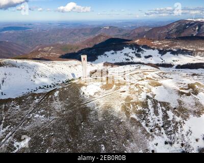 BUZLUDHA, BULGARIEN - 24. JANUAR 2021: Verlassene Gedenkstätte der Kommunistischen Partei Bulgariens, Gipfel Buzludzha, Region Stara Zagora, Bulgarien Stockfoto