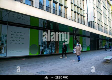 OXFORD STREET LONDON, GROSSBRITANNIEN 11. FEBRUAR 2021. Sehr wenige Käufer in der Oxford Street aufgrund des kalten Wetters während der dritten nationalen Lockdown gesehen. Dies sind schwierige Zeiten für die High Street, da viele Einzelhandelsgeschäfte und Kaufhäuser entlang der Oxford Street seit dem Beginn der Coronavirus-Pandemie geschlossen haben. Credit amer ghazzal/Alamy Live News Stockfoto
