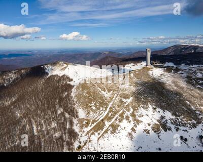 BUZLUDHA, BULGARIEN - 24. JANUAR 2021: Verlassene Gedenkstätte der Kommunistischen Partei Bulgariens, Gipfel Buzludzha, Region Stara Zagora, Bulgarien Stockfoto