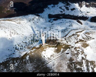 BUZLUDHA, BULGARIEN - 24. JANUAR 2021: Verlassene Gedenkstätte der Kommunistischen Partei Bulgariens, Gipfel Buzludzha, Region Stara Zagora, Bulgarien Stockfoto