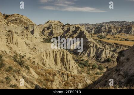 Erstaunliche Panoramablick auf Vashlovani geschützten Park, Georgien. Semi Dessert Bereich. Beeindruckende Aussicht auf Sommer Berglandschaft, Klippen, Felsformationen. Stockfoto